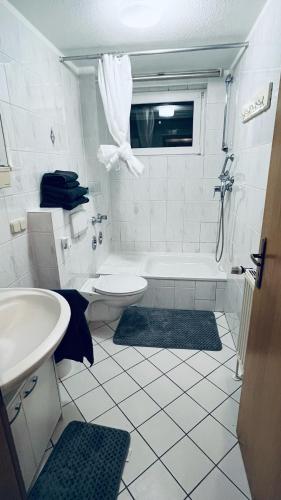 y baño con bañera, aseo y lavamanos. en Apartment 61 Hannover, en Hannover