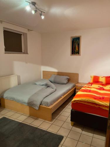 1 dormitorio con 2 camas y TV de pantalla plana en Apartment 61 Hannover, en Hannover