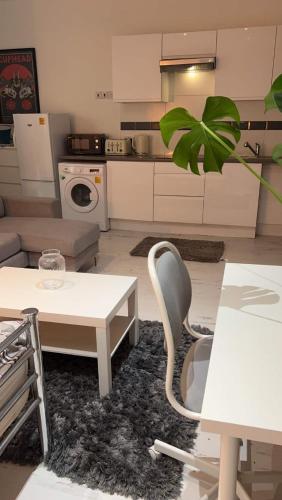 ein Wohnzimmer mit einem Tisch und einem Stuhl in der Unterkunft Cosy Studio Flat in Kensington in London