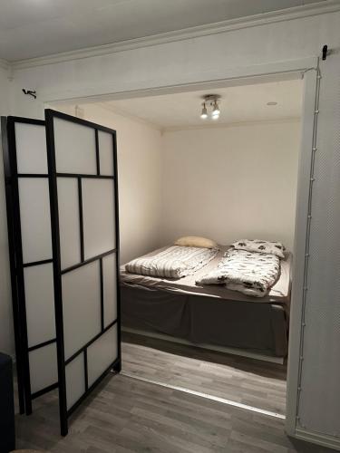 Tempat tidur dalam kamar di Apartment in Astrup’s Kingdom
