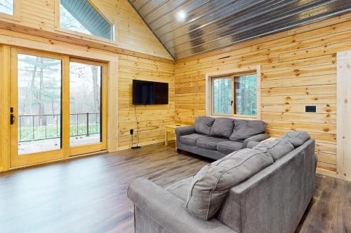Телевизор и/или развлекательный центр в Brown Bear Cabin