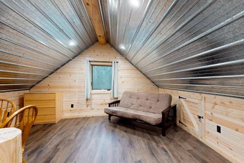 Гостиная зона в Brown Bear Cabin