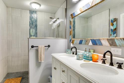 Ένα μπάνιο στο Port Charlotte Home with Private Dock and Pool!