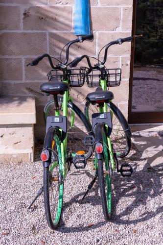 ボルガニェにあるMasseria Calianiの建物の隣に2台の自転車が駐輪しています。