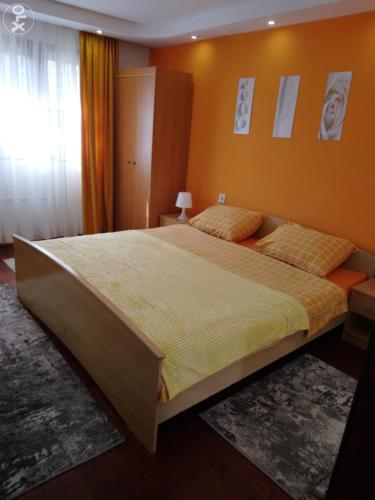 een slaapkamer met een groot bed in een kamer bij Sunshine apartment near the zoo, free parking in Sarajevo