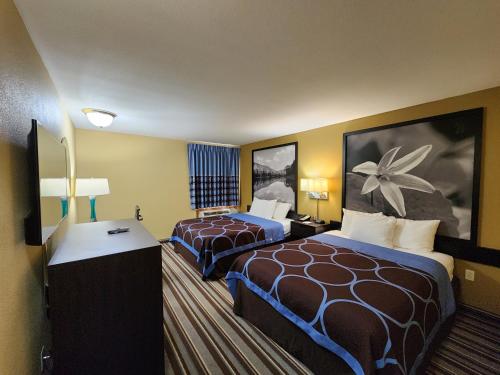 Una cama o camas en una habitación de Super 8 by Wyndham Pine Bluff