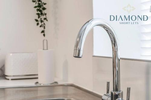 Kitchen o kitchenette sa FOUNDRY - 2 Bedrooms, Fully Equipped, Free Parking, WiFi, FAVOURITE for Contractors, Long Stays Welcome, Food, Bars, Shops by Diamond Short Lets