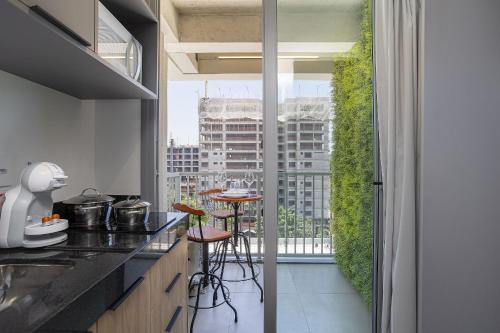 Il comprend une cuisine et un balcon offrant une vue sur la ville. dans l'établissement ON Imarés, à São Paulo