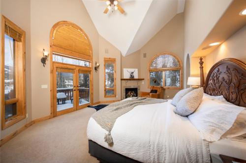 una camera con un grande letto e un camino di Walking distance to downtown Breck, Stunning ski resort panorama, hot tub, foosball, arcade machine! a Breckenridge