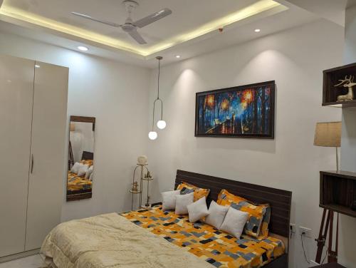 Кровать или кровати в номере Praavi homestay