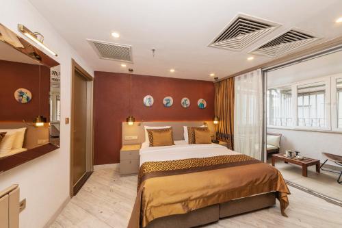 Un pat sau paturi într-o cameră la Ayramin Deluxe Hotel Taksim