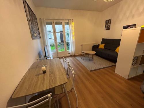 un salon avec une table et un canapé dans l'établissement Studio Les Murettes, à Chartres