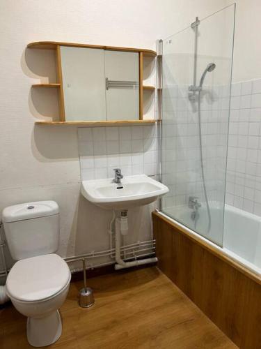 une salle de bain avec toilettes, lavabo et douche dans l'établissement Studio Les Murettes, à Chartres