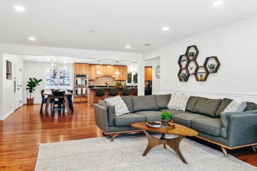 Χώρος καθιστικού στο M22 Birch House - Family friendly with shared beach & large kitchen