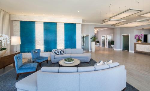 a living room with blue couches and blue chairs at Ocean View Hotel in Los Angeles