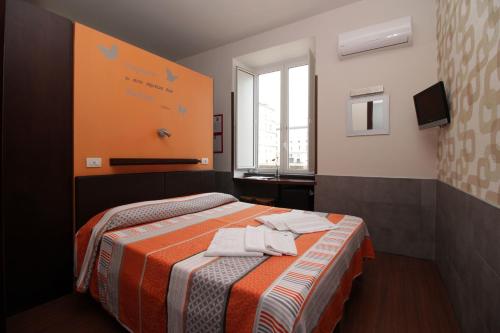 1 dormitorio con 1 cama con toallas en B&B Civico 16, en Nápoles