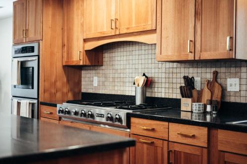 Η κουζίνα ή μικρή κουζίνα στο M22 Birch House - Family friendly with shared beach & large kitchen