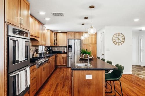 Η κουζίνα ή μικρή κουζίνα στο M22 Birch House - Family friendly with shared beach & large kitchen