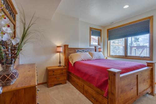 Ένα ή περισσότερα κρεβάτια σε δωμάτιο στο Beautiful 7 BEDROOM, 3 gathering areas, pool table, hot tub, and huge deck with 360-degree views!!