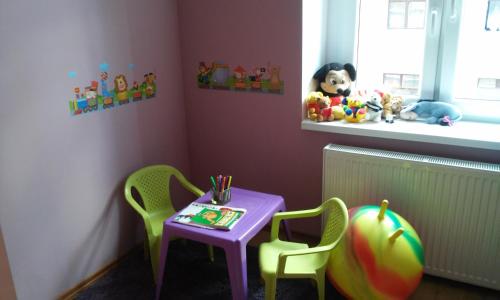 a childs room with a table and two chairs at Hostel Imbir in Toruń