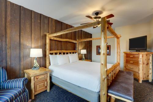 Un pat sau paturi într-o cameră la Stoney Creek Hotel Sioux City