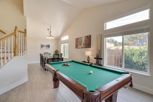 Meja biliard di 4 Mi to Downtown Reno Spacious Family Retreat!