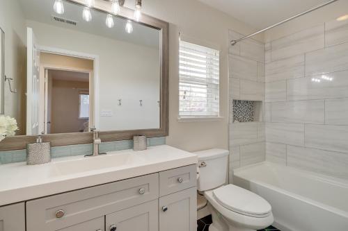 Bilik mandi di 4 Mi to Downtown Reno Spacious Family Retreat!