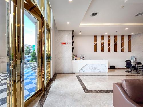 una hall con una porta a vetri e un tavolo di New Luxury 2BR Apt - Terra Royal Ho Chi Minh City ad Ho Chi Minh