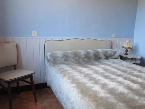a bedroom with a white bed with a blue wall at Au bénédit ii in Vielle-Saint-Girons