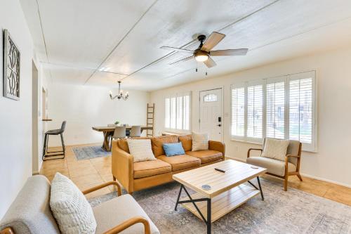 Ruang duduk di Community Pool at Litchfield Park Condo
