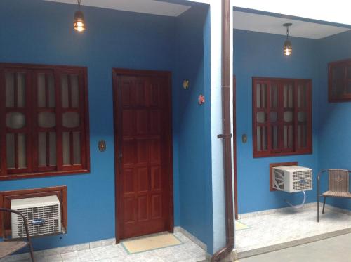 a room with blue walls and red doors at Pousada Telhado Azul in Abraão