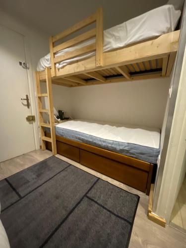 Cette petite chambre comprend 2 lits superposés. dans l'établissement Résidence ATHOS C2-1 Chambre-ALPE D'HUEZ-Centre Station, à L'Alpe-d'Huez