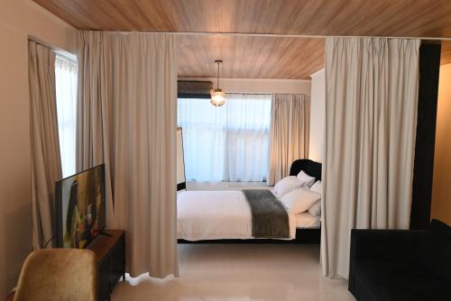 Modern Downtown apartment + FREE parking