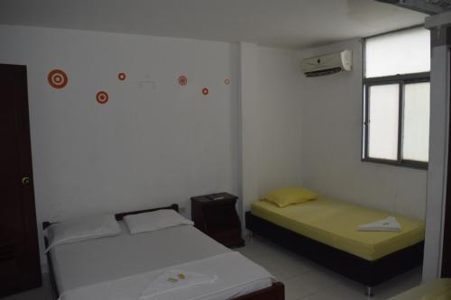 庫庫塔的住宿－Gran Hotel Caravana，小型客房 - 带2张床和窗户