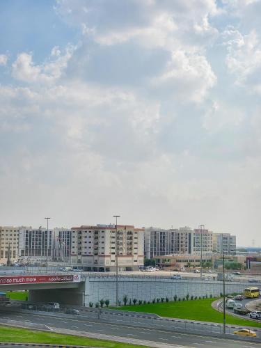 vistas a una ciudad con edificios y una autopista en Cozy Shared Retreat One-Bedroom Gem, en Sharjah