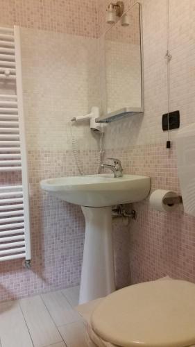 a bathroom with a white sink and a mirror at Hotel Niagara in Caselle Torinese
