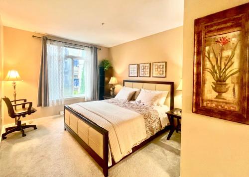 um quarto com uma cama, uma cadeira e uma janela em Cozy home nearby most attractions Seattle center em Seattle