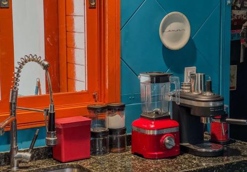 een aanrecht met een blender naast een gootsteen bij Casa Araçá - 3 qt. no centro in Pipa