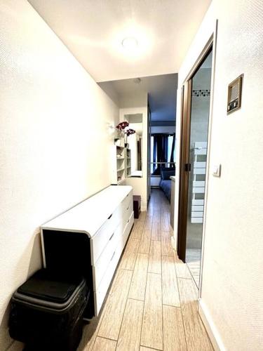 een badkamer met een witte dressoir en een spiegel bij Charmant studio Beaugrenelle in Parijs