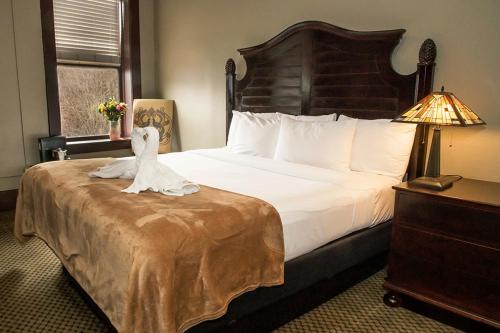 Letto o letti in una camera di 1905 Basin Park Hotel
