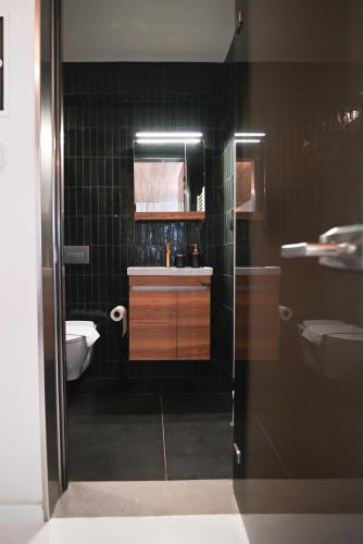 Modern Downtown apartment + FREE parking
