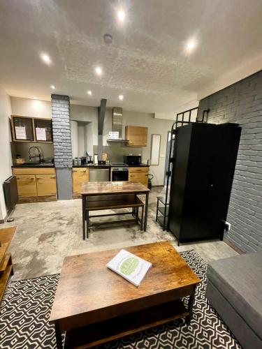 un salon avec un canapé et une cuisine dans l'établissement Le Repos du Vignoble, à Ribeauvillé