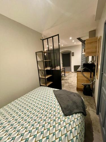 une chambre avec un lit dans une pièce dans l'établissement Le Repos du Vignoble, à Ribeauvillé