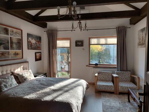 1 dormitorio con 1 cama, 1 silla y 1 ventana en Quiet place, en Kaunas