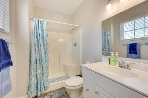 uma casa de banho branca com um lavatório e um WC em Pet-Friendly Wilmington Home - 2 Mi to Riverwalk em Wilmington