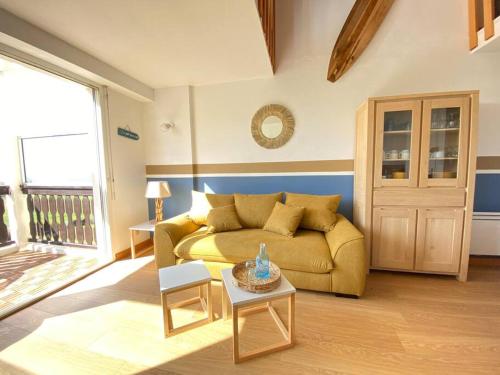 un salon avec un canapé et une table dans l'établissement Duplex vue mer entre Golf et Océan, à Saint-Jean-de-Monts
