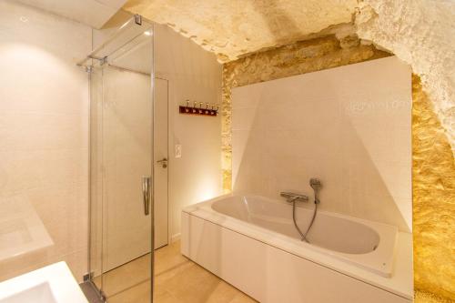 Kúpeľňa v ubytovaní Gîte troglodyte - Troglo du Pontcher