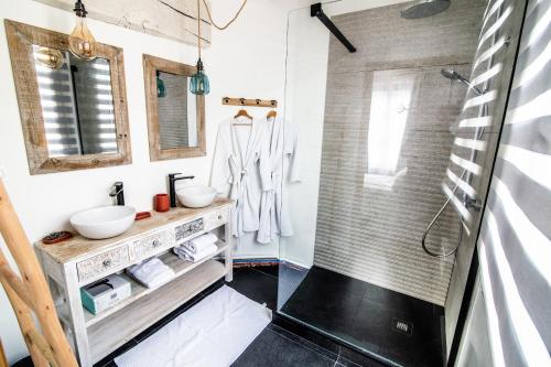 y baño con 2 lavabos y ducha. en LE DUPE, en Brissac-Quincé