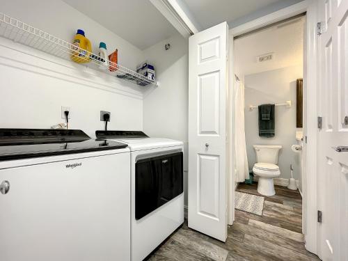 Koupelna v ubytování Delightful modern coastal themed 32 condo in Oceanwalk. ~OW3-303