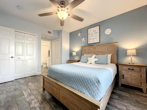 Postel nebo postele na pokoji v ubytování Delightful modern coastal themed 32 condo in Oceanwalk. ~OW3-303